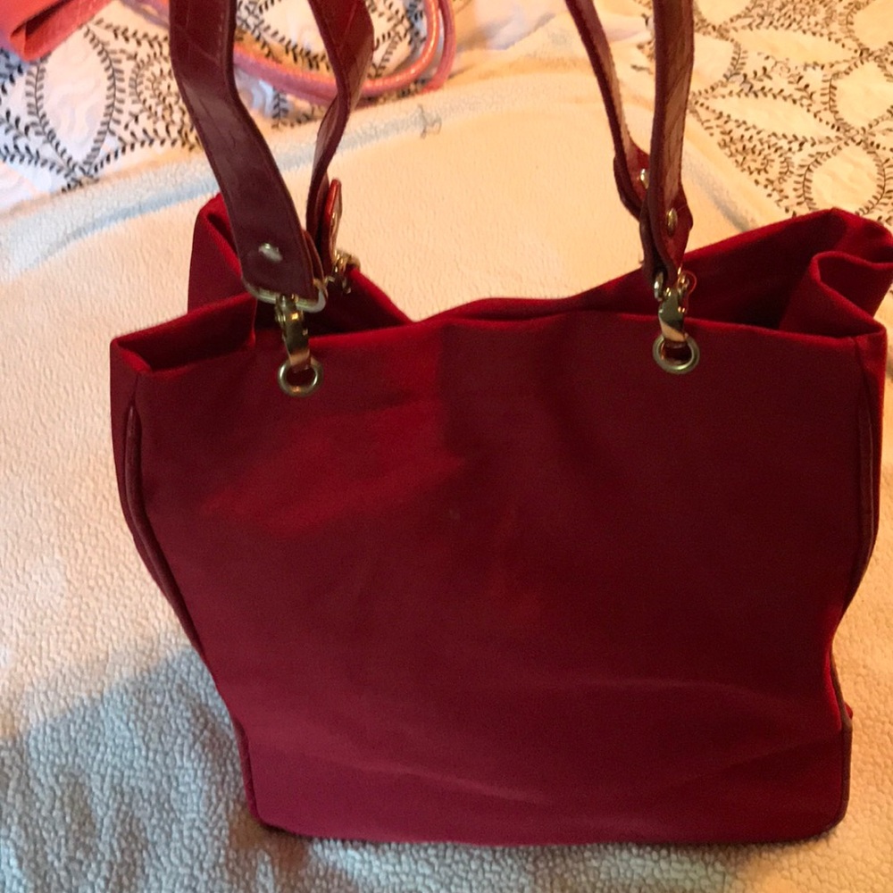 Burgundy shoulder bag in great condition